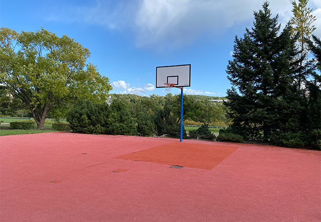 2つのバスケットゴールと遊具がたのしい 川沿公園 南区