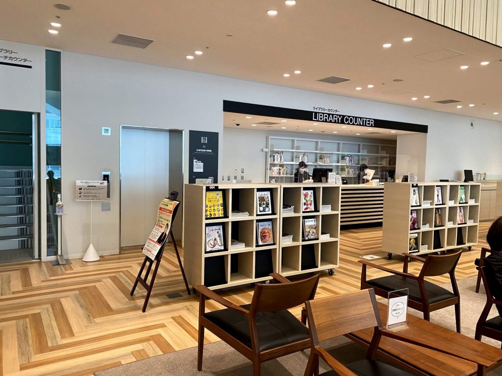 札幌図書情報館　１階　ライブラリーカウンター